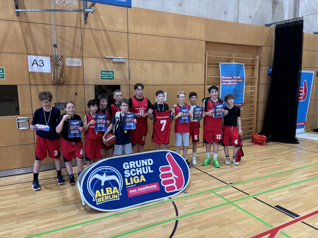 Finale der Mädchen und Jungen der Basketball AG in der Max-Schmeling Halle